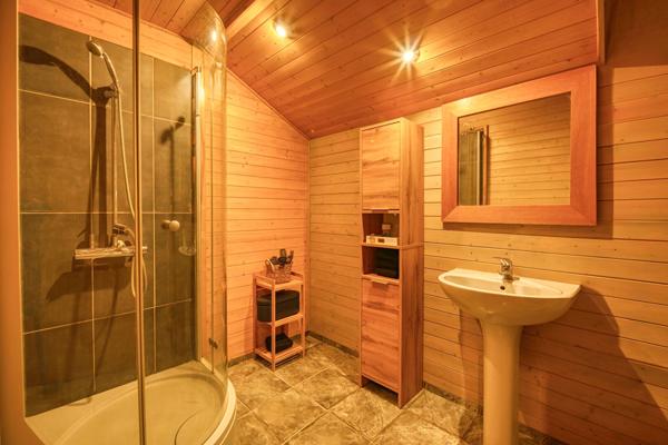 Chaleureuse maison de plain-pied, agrandie et restructurée en lisière de bois