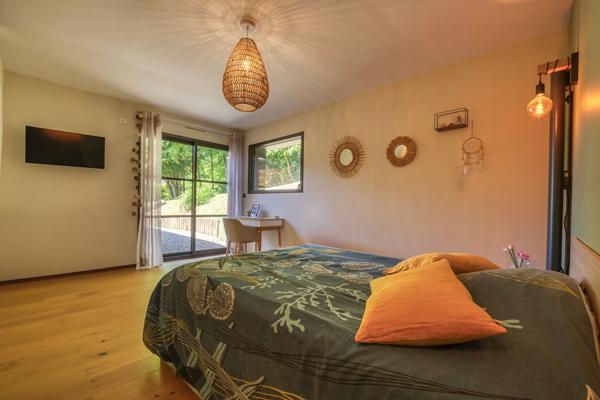 Chaleureuse maison de plain-pied, agrandie et restructurée en lisière de bois