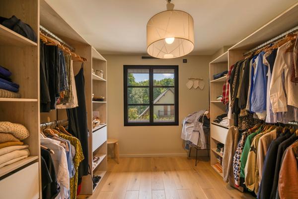 Chaleureuse maison de plain-pied, agrandie et restructurée en lisière de bois