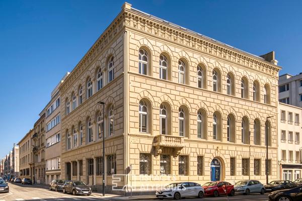 Loft issu de bureaux dans un immeuble remarquable du centre-ville