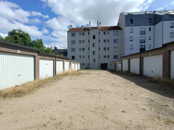 Parking / Garage à louer à Nantes