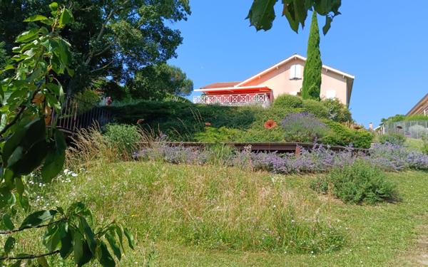 Maison à vendre    6 pièces •  Saint-Genis-Laval