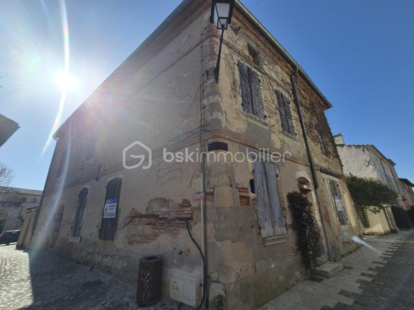 Dans le cœur historique d' Auvillar, venez découvrir cette maison qui a tout d'une grande!
Il y a toutes les commodités dans ce petit village, des écoles, un médecin, pharmacie, commerce de proximité, un marché dominical et une
proximité de l'autoroute A62 a 5 minutes.
Pour cette demeure vous pourrez conserver des voutes, de la pierre, du bois pour faire vivre le cachet de l'ancien. La pierre d'entrée nous
indique 1787.
Aujourd'hui les quatre murs et la toiture permettent une nouvelle page blanche pour créer, imaginer et concevoir ce que vous désirez.
Ce bien pourrait convenir a une famille voulant se créer un cocon paisible dans le village avec un extérieur et garage.
Un investisseur peut également créer plusieurs logements ou commerce.
La belle a une surface de 130 M2 au sol, que l'on peut tripler en reconstruisant les deux étages supérieurs.
Un bien rare sur Auvillar avec son cachet, sa belle superficie, son jardin, alors ne tardez pas à programmer une visite et venez vous projeter!