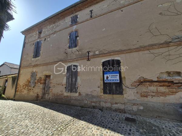 Dans le cœur historique d' Auvillar, venez découvrir cette maison qui a tout d'une grande!
Il y a toutes les commodités dans ce petit village, des écoles, un médecin, pharmacie, commerce de proximité, un marché dominical et une
proximité de l'autoroute A62 a 5 minutes.
Pour cette demeure vous pourrez conserver des voutes, de la pierre, du bois pour faire vivre le cachet de l'ancien. La pierre d'entrée nous
indique 1787.
Aujourd'hui les quatre murs et la toiture permettent une nouvelle page blanche pour créer, imaginer et concevoir ce que vous désirez.
Ce bien pourrait convenir a une famille voulant se créer un cocon paisible dans le village avec un extérieur et garage.
Un investisseur peut également créer plusieurs logements ou commerce.
La belle a une surface de 130 M2 au sol, que l'on peut tripler en reconstruisant les deux étages supérieurs.
Un bien rare sur Auvillar avec son cachet, sa belle superficie, son jardin, alors ne tardez pas à programmer une visite et venez vous projeter!