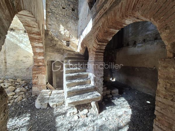 Dans le cœur historique d' Auvillar, venez découvrir cette maison qui a tout d'une grande!
Il y a toutes les commodités dans ce petit village, des écoles, un médecin, pharmacie, commerce de proximité, un marché dominical et une
proximité de l'autoroute A62 a 5 minutes.
Pour cette demeure vous pourrez conserver des voutes, de la pierre, du bois pour faire vivre le cachet de l'ancien. La pierre d'entrée nous
indique 1787.
Aujourd'hui les quatre murs et la toiture permettent une nouvelle page blanche pour créer, imaginer et concevoir ce que vous désirez.
Ce bien pourrait convenir a une famille voulant se créer un cocon paisible dans le village avec un extérieur et garage.
Un investisseur peut également créer plusieurs logements ou commerce.
La belle a une surface de 130 M2 au sol, que l'on peut tripler en reconstruisant les deux étages supérieurs.
Un bien rare sur Auvillar avec son cachet, sa belle superficie, son jardin, alors ne tardez pas à programmer une visite et venez vous projeter!