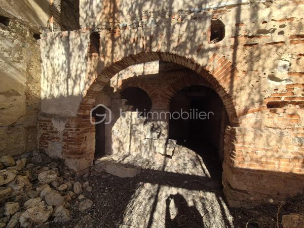 Dans le cœur historique d' Auvillar, venez découvrir cette maison qui a tout d'une grande!
Il y a toutes les commodités dans ce petit village, des écoles, un médecin, pharmacie, commerce de proximité, un marché dominical et une
proximité de l'autoroute A62 a 5 minutes.
Pour cette demeure vous pourrez conserver des voutes, de la pierre, du bois pour faire vivre le cachet de l'ancien. La pierre d'entrée nous
indique 1787.
Aujourd'hui les quatre murs et la toiture permettent une nouvelle page blanche pour créer, imaginer et concevoir ce que vous désirez.
Ce bien pourrait convenir a une famille voulant se créer un cocon paisible dans le village avec un extérieur et garage.
Un investisseur peut également créer plusieurs logements ou commerce.
La belle a une surface de 130 M2 au sol, que l'on peut tripler en reconstruisant les deux étages supérieurs.
Un bien rare sur Auvillar avec son cachet, sa belle superficie, son jardin, alors ne tardez pas à programmer une visite et venez vous projeter!