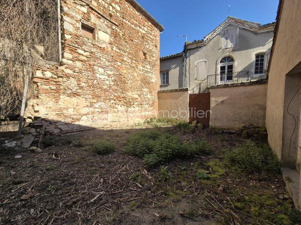 Dans le cœur historique d' Auvillar, venez découvrir cette maison qui a tout d'une grande!
Il y a toutes les commodités dans ce petit village, des écoles, un médecin, pharmacie, commerce de proximité, un marché dominical et une
proximité de l'autoroute A62 a 5 minutes.
Pour cette demeure vous pourrez conserver des voutes, de la pierre, du bois pour faire vivre le cachet de l'ancien. La pierre d'entrée nous
indique 1787.
Aujourd'hui les quatre murs et la toiture permettent une nouvelle page blanche pour créer, imaginer et concevoir ce que vous désirez.
Ce bien pourrait convenir a une famille voulant se créer un cocon paisible dans le village avec un extérieur et garage.
Un investisseur peut également créer plusieurs logements ou commerce.
La belle a une surface de 130 M2 au sol, que l'on peut tripler en reconstruisant les deux étages supérieurs.
Un bien rare sur Auvillar avec son cachet, sa belle superficie, son jardin, alors ne tardez pas à programmer une visite et venez vous projeter!