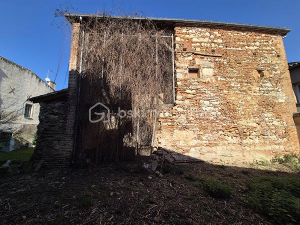 Dans le cœur historique d' Auvillar, venez découvrir cette maison qui a tout d'une grande!
Il y a toutes les commodités dans ce petit village, des écoles, un médecin, pharmacie, commerce de proximité, un marché dominical et une
proximité de l'autoroute A62 a 5 minutes.
Pour cette demeure vous pourrez conserver des voutes, de la pierre, du bois pour faire vivre le cachet de l'ancien. La pierre d'entrée nous
indique 1787.
Aujourd'hui les quatre murs et la toiture permettent une nouvelle page blanche pour créer, imaginer et concevoir ce que vous désirez.
Ce bien pourrait convenir a une famille voulant se créer un cocon paisible dans le village avec un extérieur et garage.
Un investisseur peut également créer plusieurs logements ou commerce.
La belle a une surface de 130 M2 au sol, que l'on peut tripler en reconstruisant les deux étages supérieurs.
Un bien rare sur Auvillar avec son cachet, sa belle superficie, son jardin, alors ne tardez pas à programmer une visite et venez vous projeter!