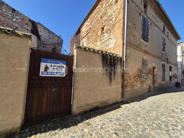 Dans le cœur historique d' Auvillar, venez découvrir cette maison qui a tout d'une grande!
Il y a toutes les commodités dans ce petit village, des écoles, un médecin, pharmacie, commerce de proximité, un marché dominical et une
proximité de l'autoroute A62 a 5 minutes.
Pour cette demeure vous pourrez conserver des voutes, de la pierre, du bois pour faire vivre le cachet de l'ancien. La pierre d'entrée nous
indique 1787.
Aujourd'hui les quatre murs et la toiture permettent une nouvelle page blanche pour créer, imaginer et concevoir ce que vous désirez.
Ce bien pourrait convenir a une famille voulant se créer un cocon paisible dans le village avec un extérieur et garage.
Un investisseur peut également créer plusieurs logements ou commerce.
La belle a une surface de 130 M2 au sol, que l'on peut tripler en reconstruisant les deux étages supérieurs.
Un bien rare sur Auvillar avec son cachet, sa belle superficie, son jardin, alors ne tardez pas à programmer une visite et venez vous projeter!