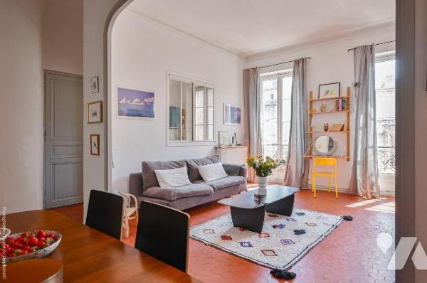 Ce bel appartement traversant, au charme typiquement marseillais, est idéalement situé. Il se t...