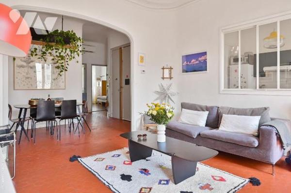Ce bel appartement traversant, au charme typiquement marseillais, est idéalement situé. Il se t...