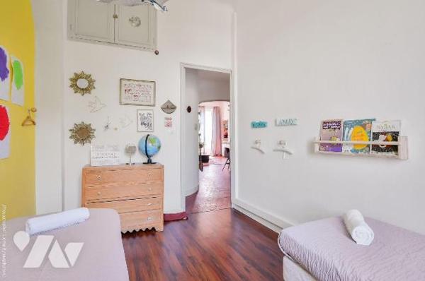 Ce bel appartement traversant, au charme typiquement marseillais, est idéalement situé. Il se t...