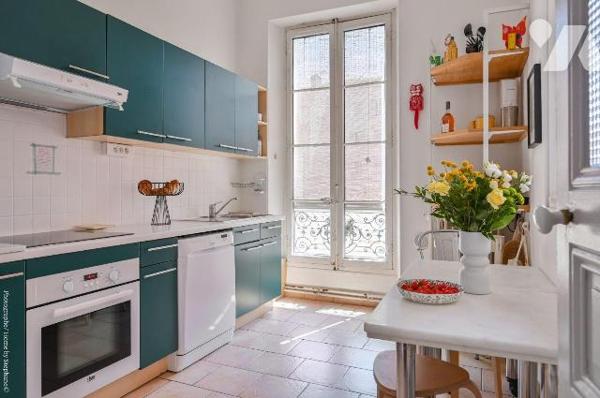 Ce bel appartement traversant, au charme typiquement marseillais, est idéalement situé. Il se t...