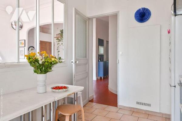 Ce bel appartement traversant, au charme typiquement marseillais, est idéalement situé. Il se t...
