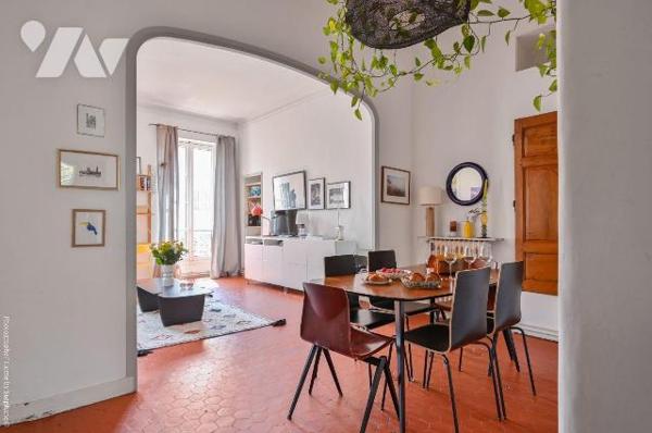 Ce bel appartement traversant, au charme typiquement marseillais, est idéalement situé. Il se t...