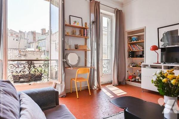 Ce bel appartement traversant, au charme typiquement marseillais, est idéalement situé. Il se t...