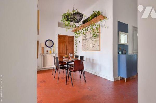 Ce bel appartement traversant, au charme typiquement marseillais, est idéalement situé. Il se t...