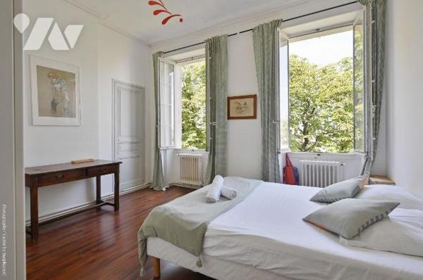 Ce bel appartement traversant, au charme typiquement marseillais, est idéalement situé. Il se t...