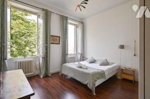 Ce bel appartement traversant, au charme typiquement marseillais, est idéalement situé. Il se t...