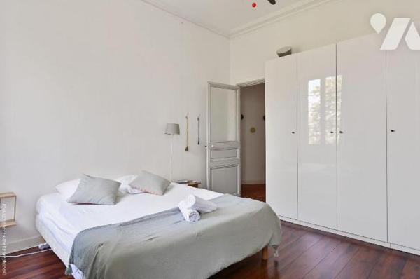 Ce bel appartement traversant, au charme typiquement marseillais, est idéalement situé. Il se t...