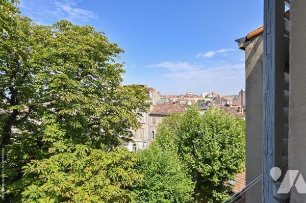 Ce bel appartement traversant, au charme typiquement marseillais, est idéalement situé. Il se t...