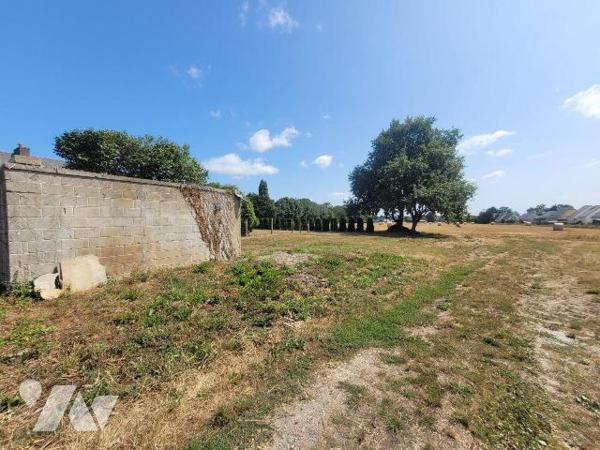 Située sur la commune de Pleurtuit, cette parcelle de terrain constructible comprend un garage ...