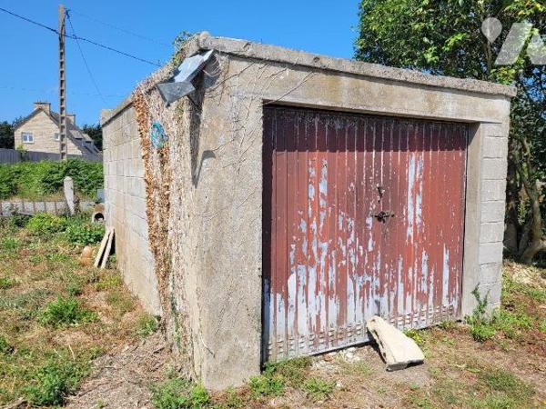 Située sur la commune de Pleurtuit, cette parcelle de terrain constructible comprend un garage ...