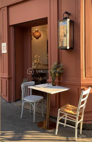 Charmant restaurant situé à Montmartre, avec cave de 25m2 et terrasse estivale. Vous aspirez à devenir propriétaire d'un restaurant dans l'un des quartiers les plus emblématiques de Paris ? Ne cherchez plus ! Nous vous proposons une opportunité unique d'acquérir un établissement déjà établi et bien réputé existant depuis plus de 12 ans et ancré dans le tissu local. Ce bel établissement déploie une surface d'environ 40 m² avec une capacité intérieure d’environ 30 places assises et 8 places disponibles toute l'année en terrasse. Terrasse estivale offrant 16 places supplémentaires. Son emplacement privilégié à Montmartre est idéal ; sa décoration est soignée et son atmosphère chaleureuse est appréciée tant de la clientèle touristique que de la clientèle locale. Les évaluations clients sont de qualité : 4,5 étoiles sur Google et TripAdvisor. Faible loyer (1663€/mois cc). Le bail de 9 ans a été renouvelé en janvier 2021. Le système d'extraction a été récemment mis en place, conformément aux normes en vigueur. Cette opportunité est idéale pour ceux qui cherchent leur première affaire dans le domaine de la restauration. Avec son emplacement prisé, sa clientèle fidèle, son potentiel de croissance, et un historique de chiffre d'affaires solide, ce restaurant représente une occasion à ne pas manquer. Pour en savoir plus, un simple échange par téléphone.
