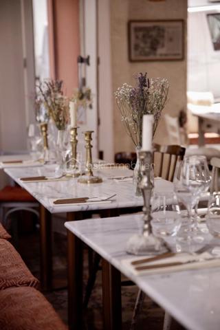 Charmant restaurant situé à Montmartre, avec cave de 25m2 et terrasse estivale. Vous aspirez à devenir propriétaire d'un restaurant dans l'un des quartiers les plus emblématiques de Paris ? Ne cherchez plus ! Nous vous proposons une opportunité unique d'acquérir un établissement déjà établi et bien réputé existant depuis plus de 12 ans et ancré dans le tissu local. Ce bel établissement déploie une surface d'environ 40 m² avec une capacité intérieure d’environ 30 places assises et 8 places disponibles toute l'année en terrasse. Terrasse estivale offrant 16 places supplémentaires. Son emplacement privilégié à Montmartre est idéal ; sa décoration est soignée et son atmosphère chaleureuse est appréciée tant de la clientèle touristique que de la clientèle locale. Les évaluations clients sont de qualité : 4,5 étoiles sur Google et TripAdvisor. Faible loyer (1663€/mois cc). Le bail de 9 ans a été renouvelé en janvier 2021. Le système d'extraction a été récemment mis en place, conformément aux normes en vigueur. Cette opportunité est idéale pour ceux qui cherchent leur première affaire dans le domaine de la restauration. Avec son emplacement prisé, sa clientèle fidèle, son potentiel de croissance, et un historique de chiffre d'affaires solide, ce restaurant représente une occasion à ne pas manquer. Pour en savoir plus, un simple échange par téléphone.
