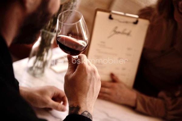 Charmant restaurant situé à Montmartre, avec cave de 25m2 et terrasse estivale. Vous aspirez à devenir propriétaire d'un restaurant dans l'un des quartiers les plus emblématiques de Paris ? Ne cherchez plus ! Nous vous proposons une opportunité unique d'acquérir un établissement déjà établi et bien réputé existant depuis plus de 12 ans et ancré dans le tissu local. Ce bel établissement déploie une surface d'environ 40 m² avec une capacité intérieure d’environ 30 places assises et 8 places disponibles toute l'année en terrasse. Terrasse estivale offrant 16 places supplémentaires. Son emplacement privilégié à Montmartre est idéal ; sa décoration est soignée et son atmosphère chaleureuse est appréciée tant de la clientèle touristique que de la clientèle locale. Les évaluations clients sont de qualité : 4,5 étoiles sur Google et TripAdvisor. Faible loyer (1663€/mois cc). Le bail de 9 ans a été renouvelé en janvier 2021. Le système d'extraction a été récemment mis en place, conformément aux normes en vigueur. Cette opportunité est idéale pour ceux qui cherchent leur première affaire dans le domaine de la restauration. Avec son emplacement prisé, sa clientèle fidèle, son potentiel de croissance, et un historique de chiffre d'affaires solide, ce restaurant représente une occasion à ne pas manquer. Pour en savoir plus, un simple échange par téléphone.
