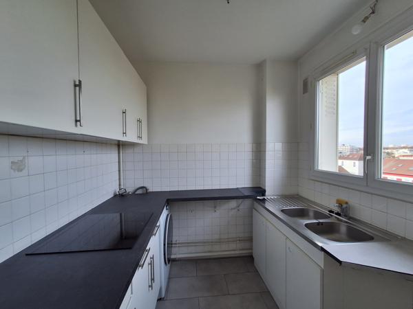 Saint-Maur-des-Fossés (94100) APPARTEMENT de type T1bis avec balcon, cave et place de parking