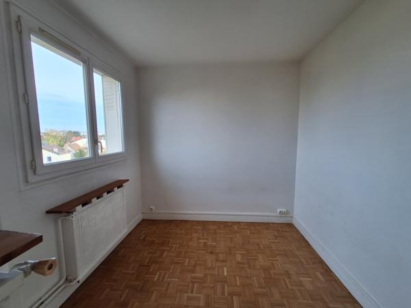 Saint-Maur-des-Fossés (94100) APPARTEMENT de type T1bis avec balcon, cave et place de parking