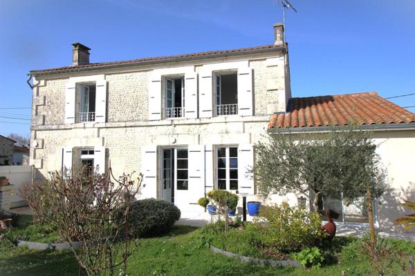 Salles D Angles - Belle charentaise - 7 pces - 4CH -174 m2