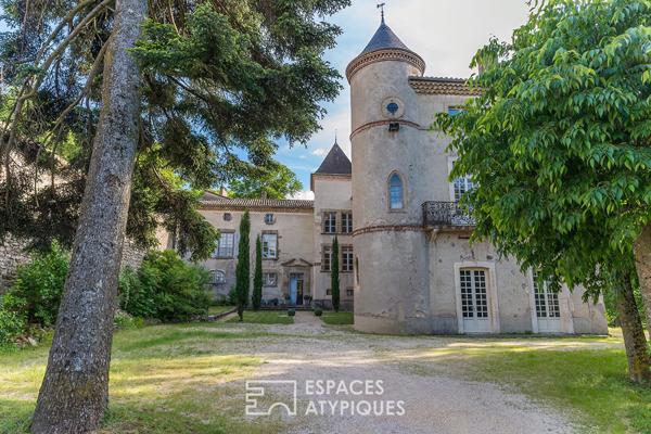 La vie de château réinventée au coeur d’un village perché.
