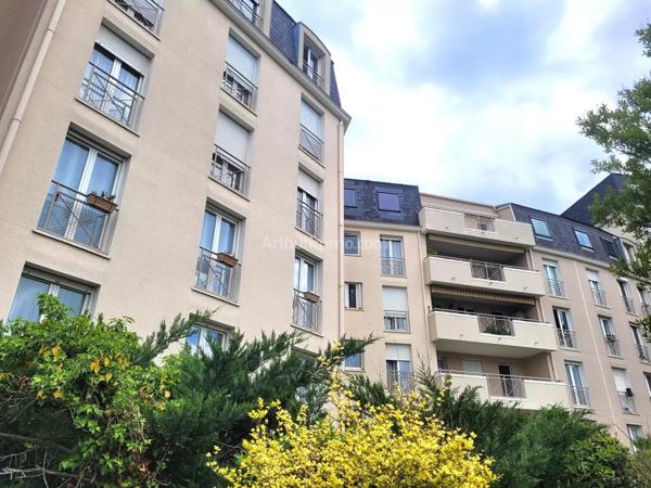 Vente                                                      Appartement
                        
                     4 pièces                      88 m2                     à Clamart