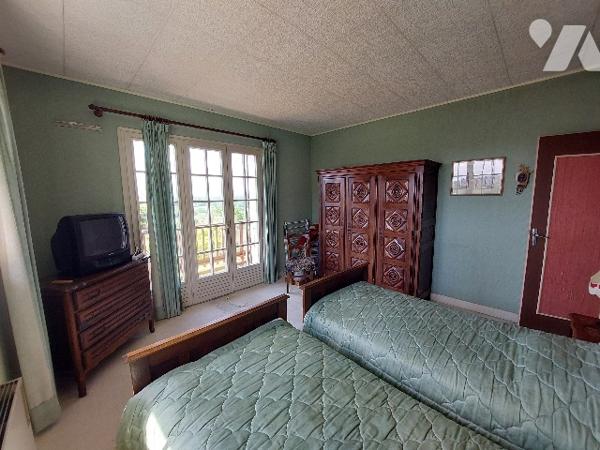 Maison des années 70 sur un terrain de 3000 m² offrant une vue surplombante sur les Pyrénées.