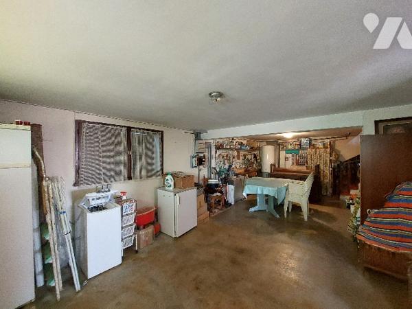 Maison des années 70 sur un terrain de 3000 m² offrant une vue surplombante sur les Pyrénées.