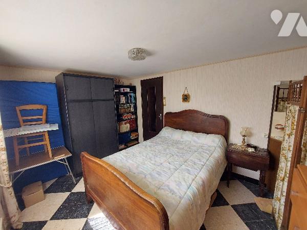 Maison des années 70 sur un terrain de 3000 m² offrant une vue surplombante sur les Pyrénées.