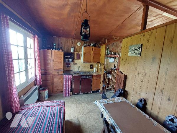 Maison des années 70 sur un terrain de 3000 m² offrant une vue surplombante sur les Pyrénées.