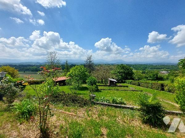 Maison des années 70 sur un terrain de 3000 m² offrant une vue surplombante sur les Pyrénées.