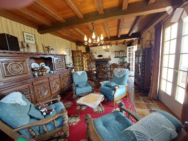 Maison des années 70 sur un terrain de 3000 m² offrant une vue surplombante sur les Pyrénées.