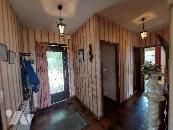 Maison des années 70 sur un terrain de 3000 m² offrant une vue surplombante sur les Pyrénées.