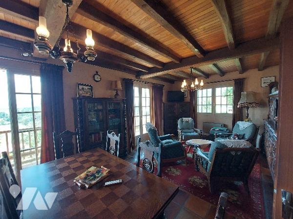 Maison des années 70 sur un terrain de 3000 m² offrant une vue surplombante sur les Pyrénées.