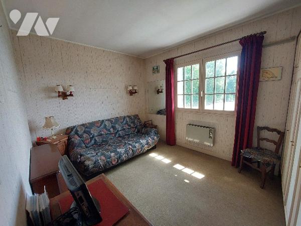 Maison des années 70 sur un terrain de 3000 m² offrant une vue surplombante sur les Pyrénées.