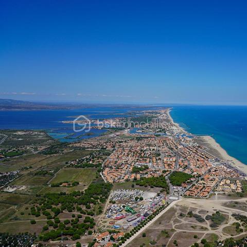 Maison située dans une résidence calme et arborée, bénéficiant d’un emplacement privilégié à proximité du lac marin et non loin de la plage, vous profiterez pleinement du cadre de vie exceptionnel du littoral.

Elle se compose d’une cuisine ouverte sur un agréable séjour, d’une chambre, d’une salle d’eau avec WC, ainsi que d’une mezzanine offrant un espace supplémentaire. Vous profiterez également d’une belle terrasse, idéale pour vos moments de détente en extérieur.

Les atouts de ce bien :
* Climatisation réversible
* Double vitrage
* 1 place de parking privative
* Faibles charges de copropriété
* Toiture récemment refaite
* Vendu meublé

Une opportunité idéale pour une résidence secondaire, un investissement locatif (capacité d'accueil jusqu'a 5 ou 6 couchages).