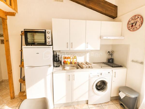 Maison située dans une résidence calme et arborée, bénéficiant d’un emplacement privilégié à proximité du lac marin et non loin de la plage, vous profiterez pleinement du cadre de vie exceptionnel du littoral.

Elle se compose d’une cuisine ouverte sur un agréable séjour, d’une chambre, d’une salle d’eau avec WC, ainsi que d’une mezzanine offrant un espace supplémentaire. Vous profiterez également d’une belle terrasse, idéale pour vos moments de détente en extérieur.

Les atouts de ce bien :
* Climatisation réversible
* Double vitrage
* 1 place de parking privative
* Faibles charges de copropriété
* Toiture récemment refaite
* Vendu meublé

Une opportunité idéale pour une résidence secondaire, un investissement locatif (capacité d'accueil jusqu'a 5 ou 6 couchages).