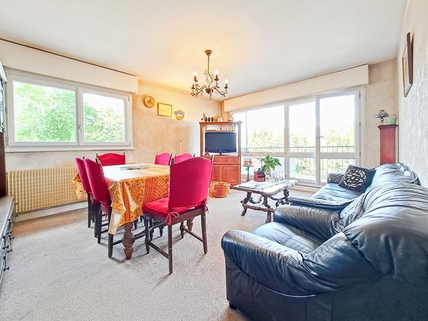 Appartement Arpajon de 4 pièces de 86 m2 avec 3 chambres, cave et terrasse.