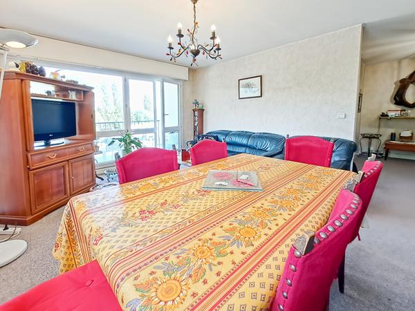 Appartement Arpajon de 4 pièces de 86 m2 avec 3 chambres, cave et terrasse.