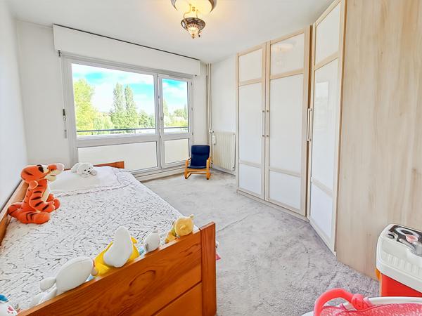 Appartement Arpajon de 4 pièces de 86 m2 avec 3 chambres, cave et terrasse.