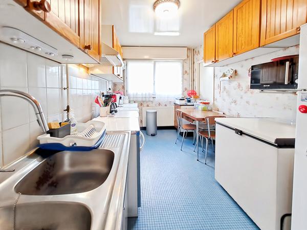 Appartement Arpajon de 4 pièces de 86 m2 avec 3 chambres, cave et terrasse.
